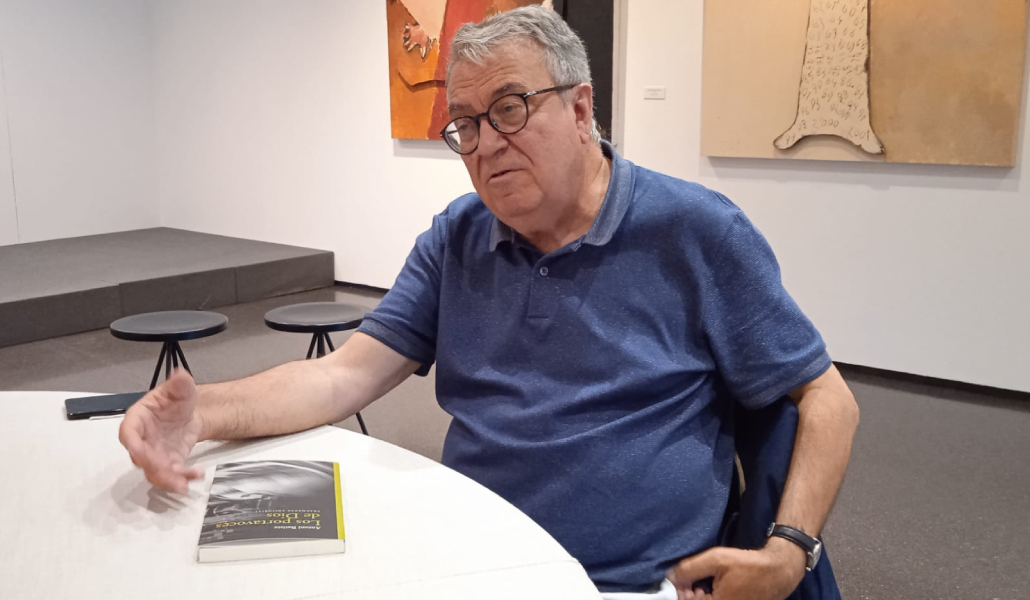 Antoni Batista junto a su libro