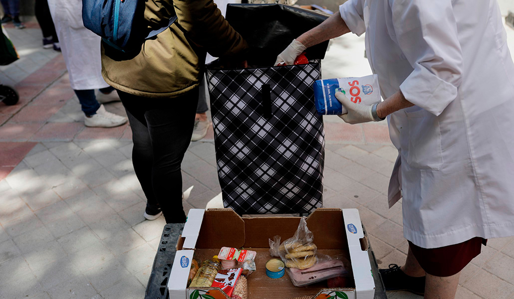 Voluntarios de la Fundación Madrina reparten alimentos