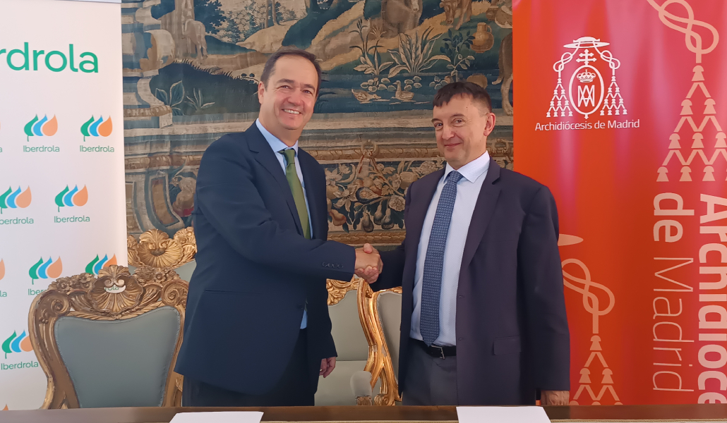 Antonio Armengot, delegado comercial de Iberdrola en Madrid junto a José Luis Bravo, ecónomo diocesano del Arzobispado de Madrid