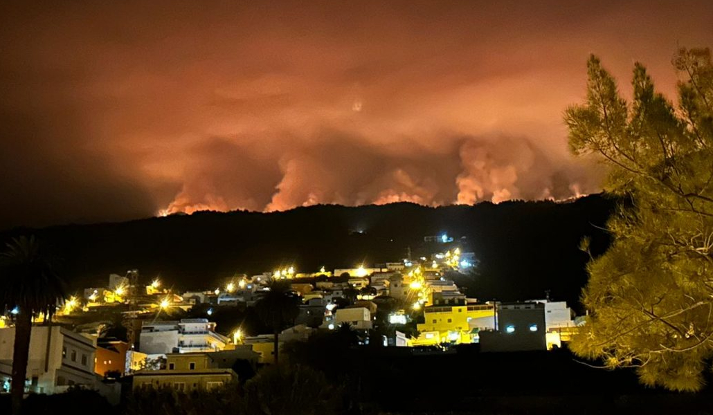 Imagen del incendio compartida por la diócesis nivariense