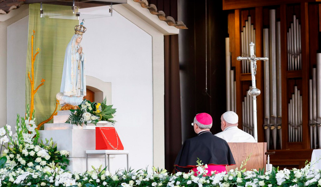 El Papa ha entregado a la Virgen varios ramos de flores y un rosario de oro