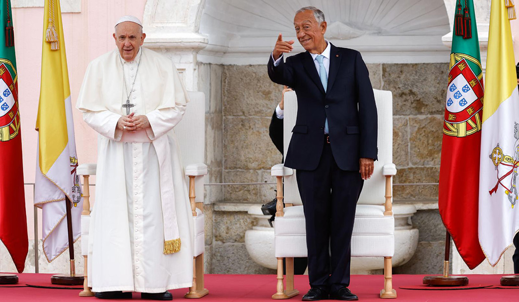 El Papa con el presidente de Portugal durante la acogida oficial