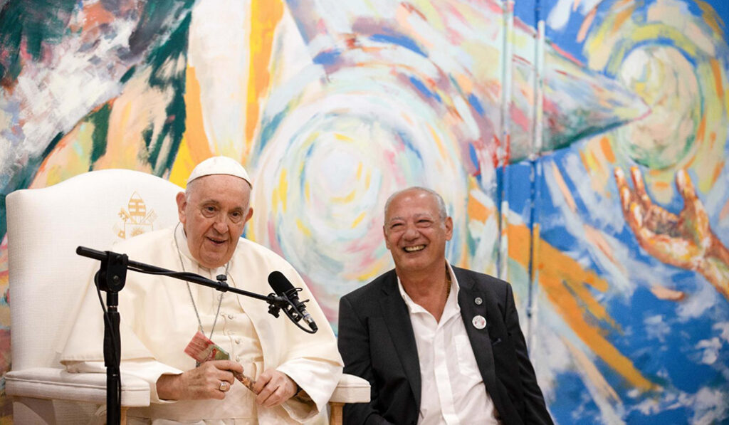 El Papa junto al presidente de Scholas, José María del Corral, en la sede de Scholas en Cascais