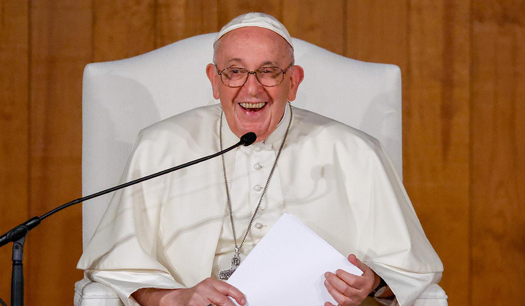 El Papa Francisco comenta entre risas que «le han fallado los reflectores» y tiene que dejar de leer su discurso porque no ve