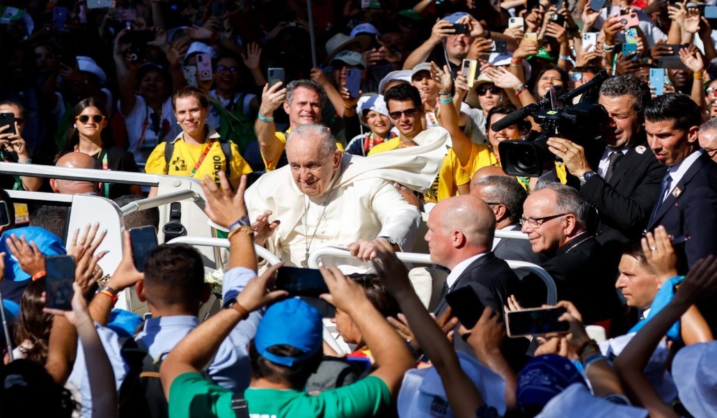 El Papa ha llegado en papamóvil al parque Eduardo VII de Lisboa