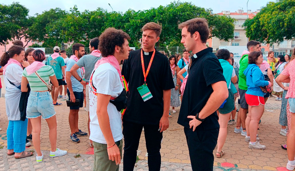 Fernando Rubio, en el centro, antes de comenzar el Rise Up del arzobispo Cobo