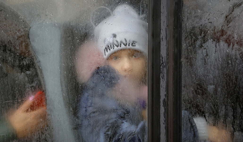 Un niño evacuado de la ciudad de Jerson