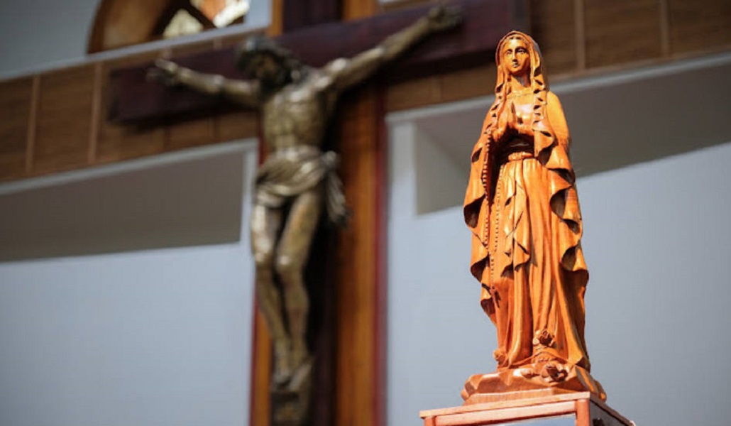 Los católicos del país llaman a esta imagen «Madre Celestial» y proviene del vertedero de Darjan, una árida ciudad industrial en la frontera con Rusia