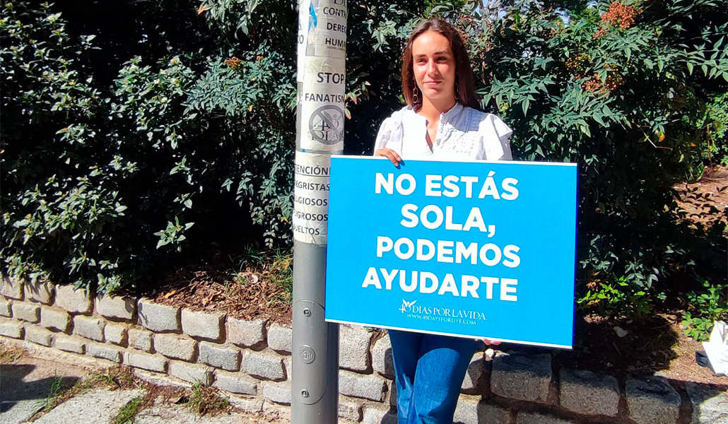 Rebeca de Miguel rezando durante su turno
