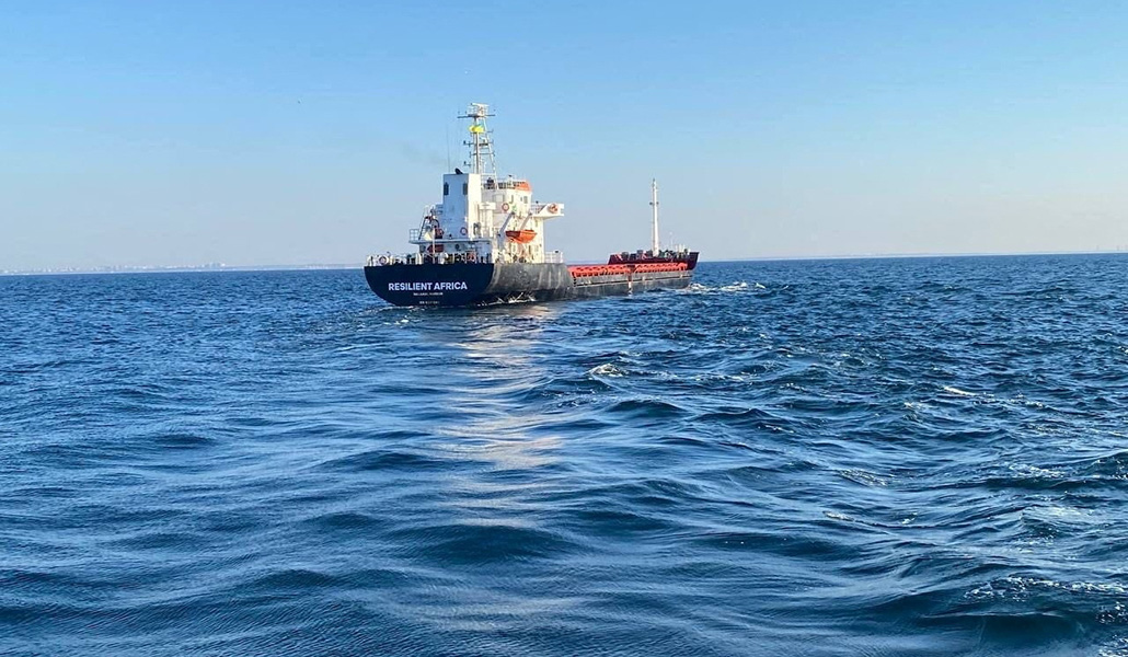 El buque Resilient Africa cargado de grano, abandona el puerto marítimo de Chornomorsk, cerca de Odesa, Ucrania, el 19 de septiembre de 2023