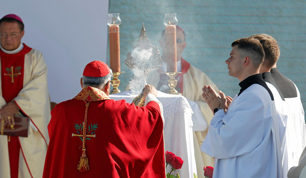 El cardenal Marcello Semeraro preside la ceremonia.