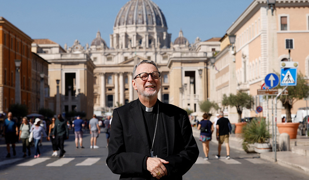 El prefecto del Dicasterio para las Iglesias Orientales, Claudio Gugerotti, posa para los fotógrafos junto a la Basílica de San Pedro antes de una reunión con los medios de comunicación, el día antes de que el Papa Francisco lo haga cardenal, en el Vaticano, el 29 de septiembre de 2023