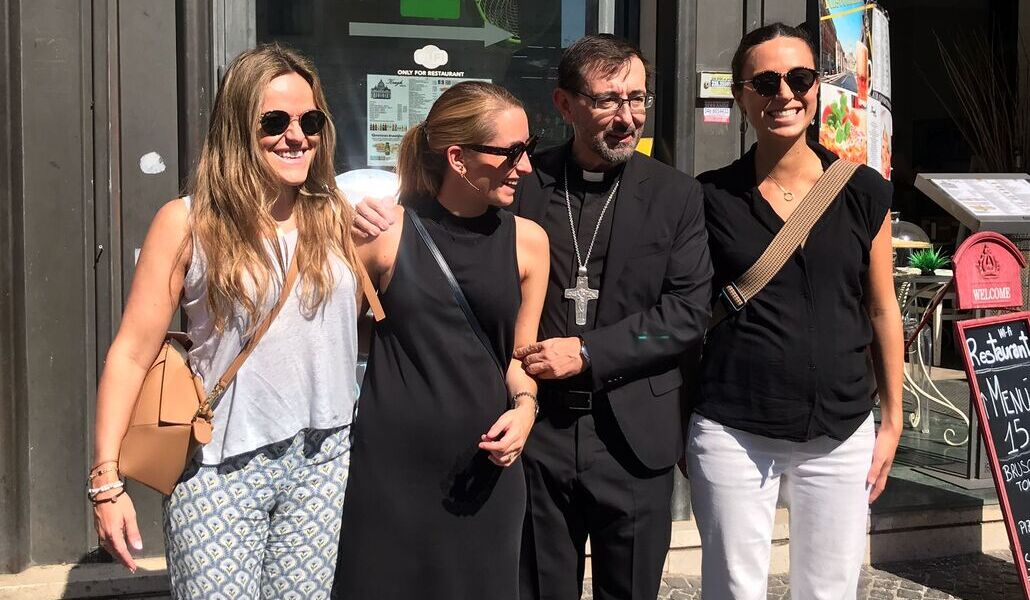 El arzobispo con algunas madrileñas en Roma