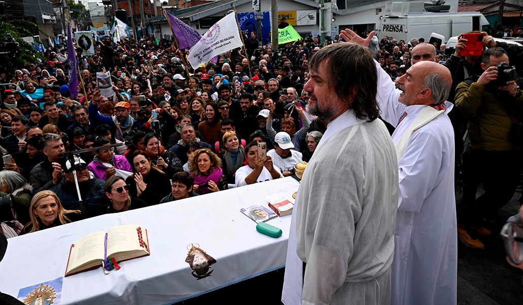 Los sacerdotes José 'Pepe' Di Paola (izquierda) y Lorenzo 'Toto' de Vedia en la Misa, que se celebró en la Villa 21-24