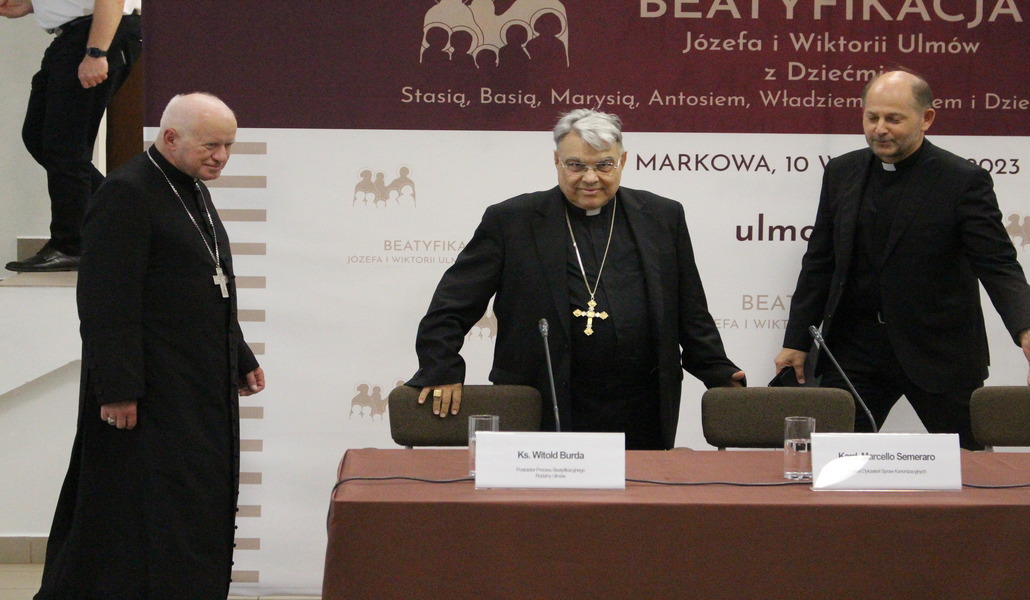 El prefecto del Dicasterio para las Causas de los Santos, Marcello Semeraro, preside la beatificación de los Ulma en Polonia