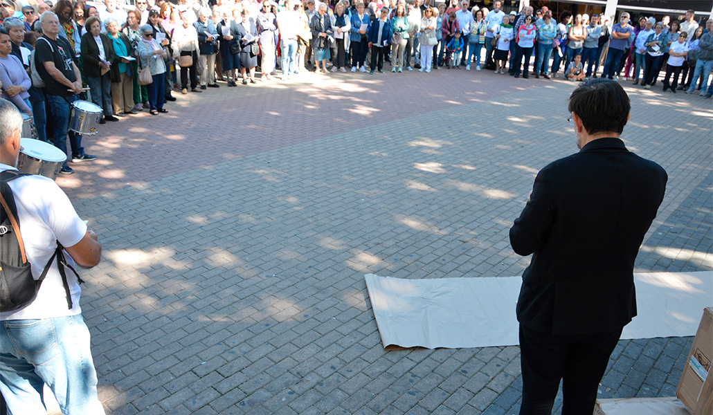 José Cobo, arzobispo de Madrid durante la vigilia de oración frente al CIE de Aluche