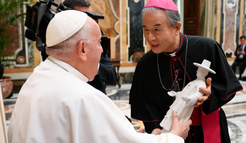Francisco recibe de manos del presidente de los obispos surcoreanos, Mathias Ri Long-Hoon, una réplica de la figura que se ha colocado en el exterior de la basílica