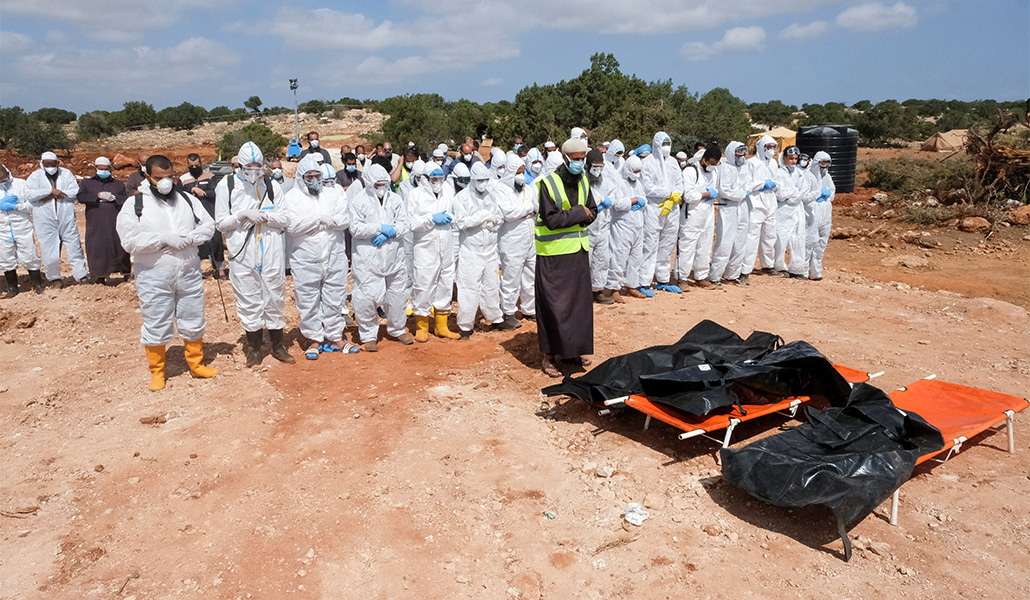 Entierro en una fosa común en Derna el 19 de septiembre