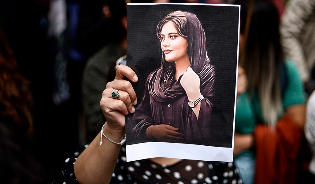 Retrato de Mahsa Amini durante una manifestación frente a la embajada iraní en Bruselas el 23 de septiembre de 2022