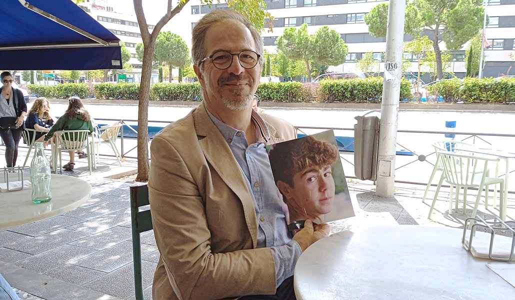 Manuel Yagüe, durante la entrevista, con una foto de su hijo Javier