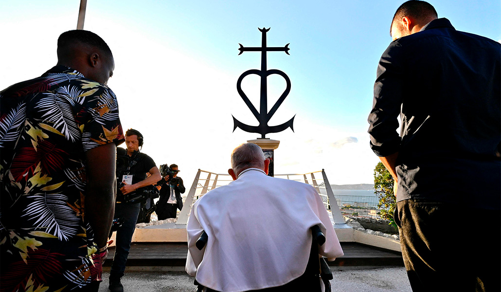 Oración en el memorial dedicado a los marineros y migrantes perdidos en el mar el día 22