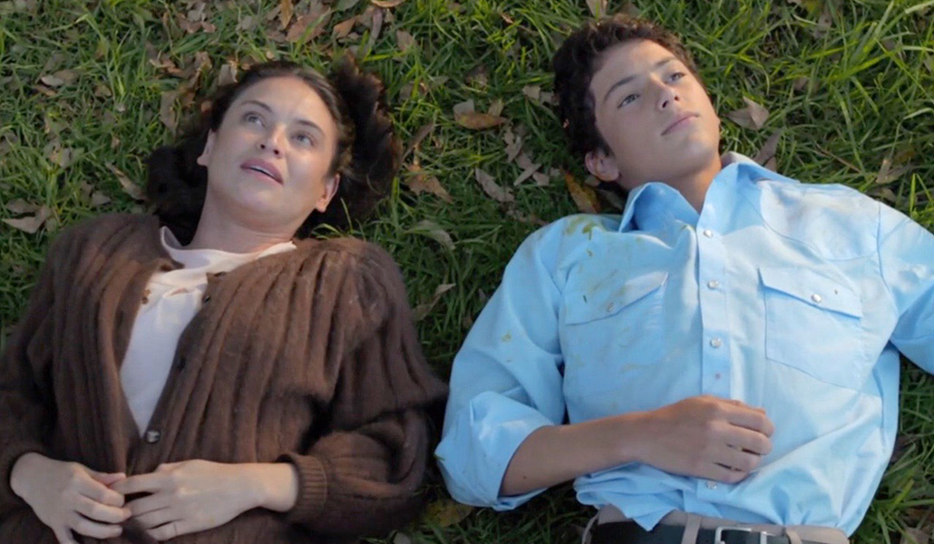 El actor Julián Fidalgo, que interpreta a san José Sanchez del Río, junto a su madre en la ficción, la actriz Estela Cano