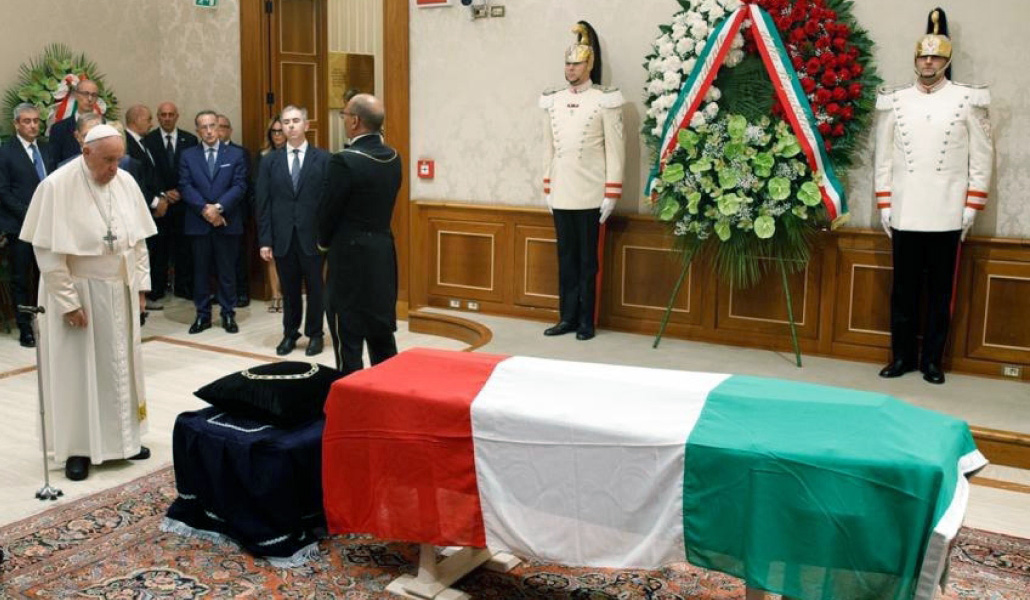 El Papa Francisco en oración ante al ataúd del difunto presidente emérito de la República, Giorgio Napolitano, en el Senado en Roma, Italia, el 24 de septiembre de 2023