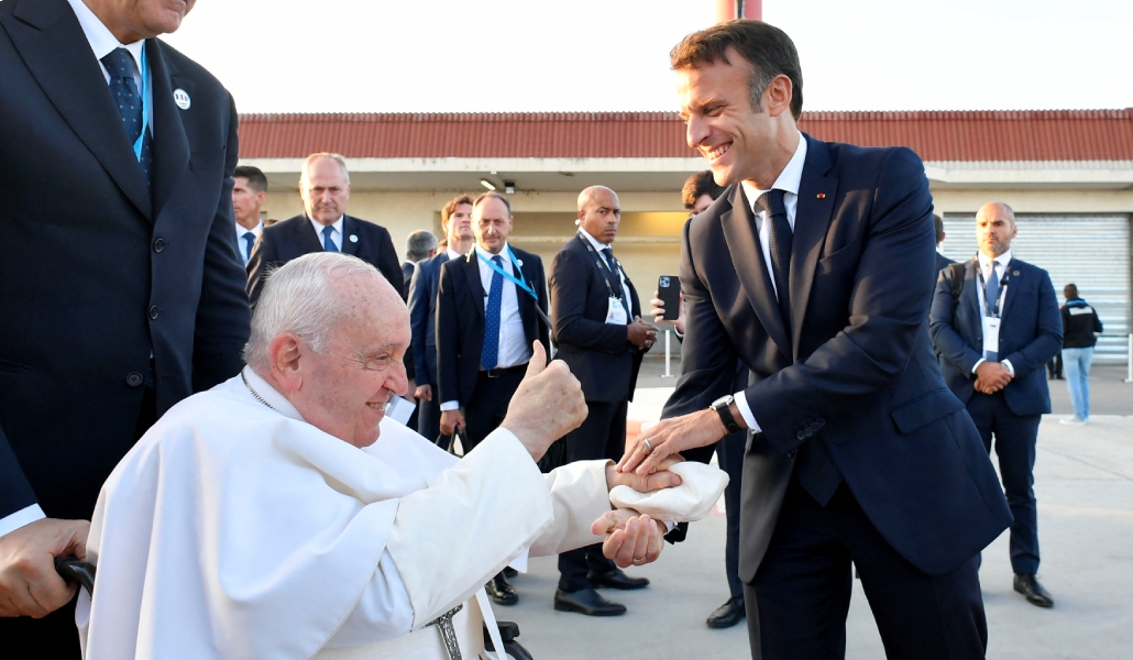 El Papa Francisco y Emmanuel Macron en el aeropuerto de Marsella