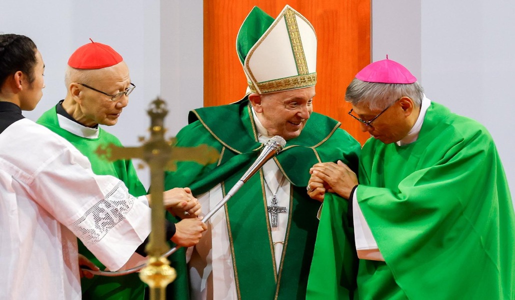 Francisco en Ulán Bator de la mano del arzobispo emérito de Hong Kong y del actual arzobispo