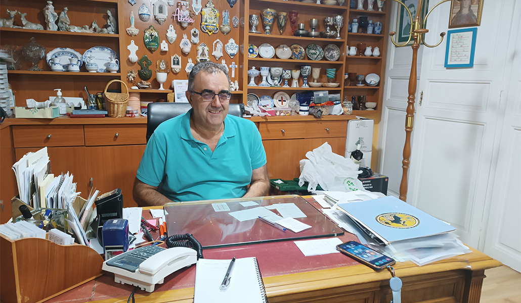El trinitario en su despacho durante la entrevista con este semanario