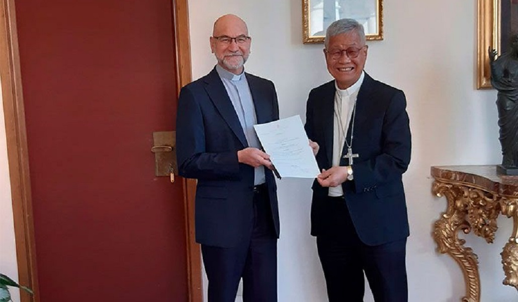 Carlos Comendador con Lazzaro You Heung-Sik, prefecto del Dicasterio para el Clero