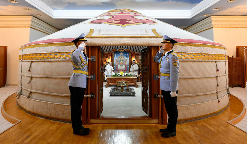 El Papa y el presidente de Mongolia en la Gran Ger