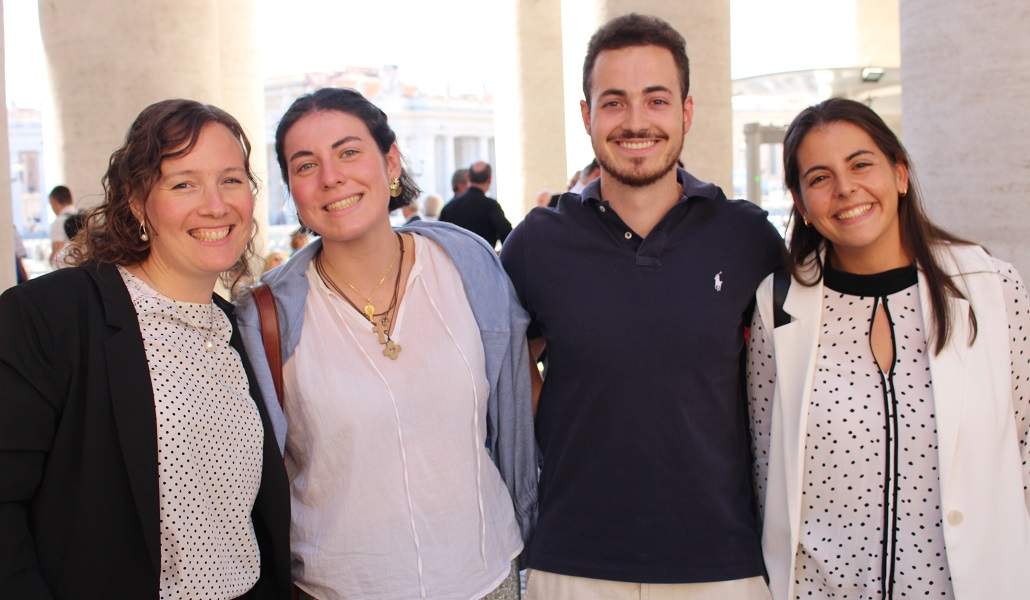 La Delegación de Jóvenes de Madrid presente, en Plaza de San Pedro, en el Consistorio en que se ha creado cardenal a José Cobo