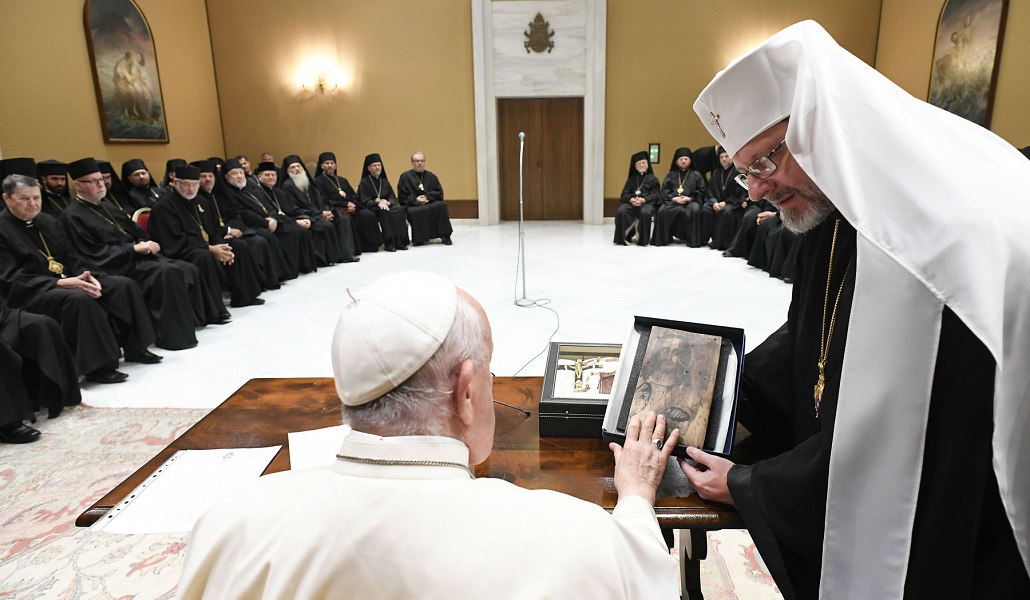 Sviatoslav Shevchul y el resto de obispos greco-católicos ucranianos con el Papa
