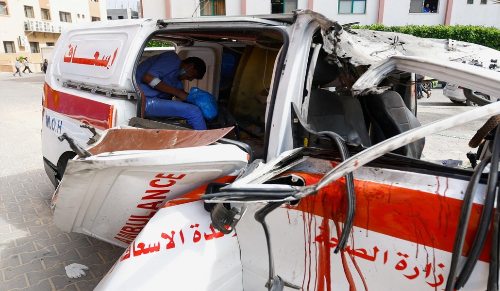 Ambulancia destrozada en Gaza tras un bombardeo