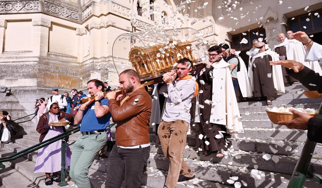 Procesión con las reliquias de santa Teresa de Lisieux el 30 de septiembre en Lisieux