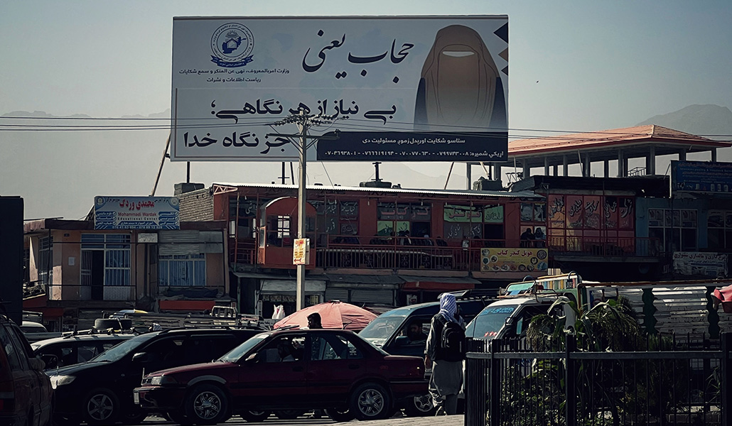 Cartel en el que los talibanes hacen propaganda con el uso del hiyab