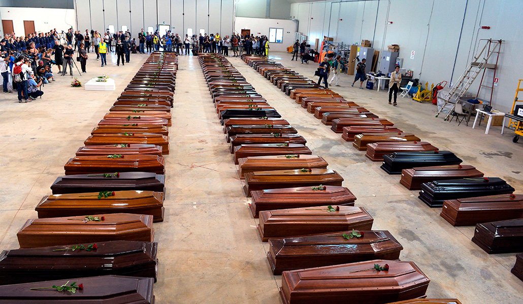 Ataúdes de las víctimas del naufragio en Lampedusa