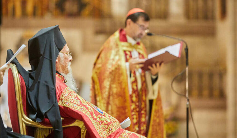 Bartolomé escucha la homilía del cardenal