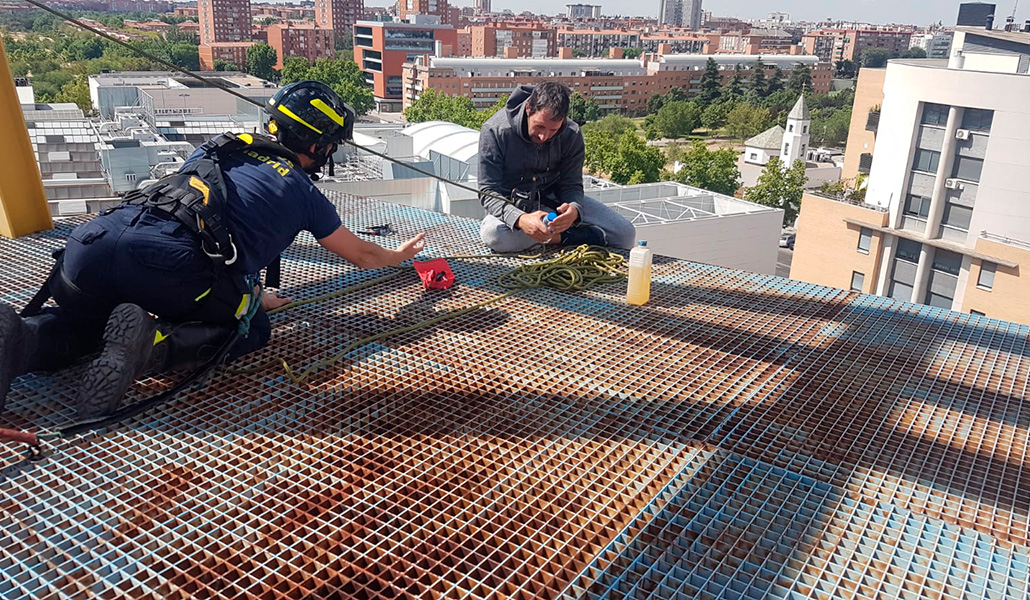 Bombero en un simulacro de suicidio