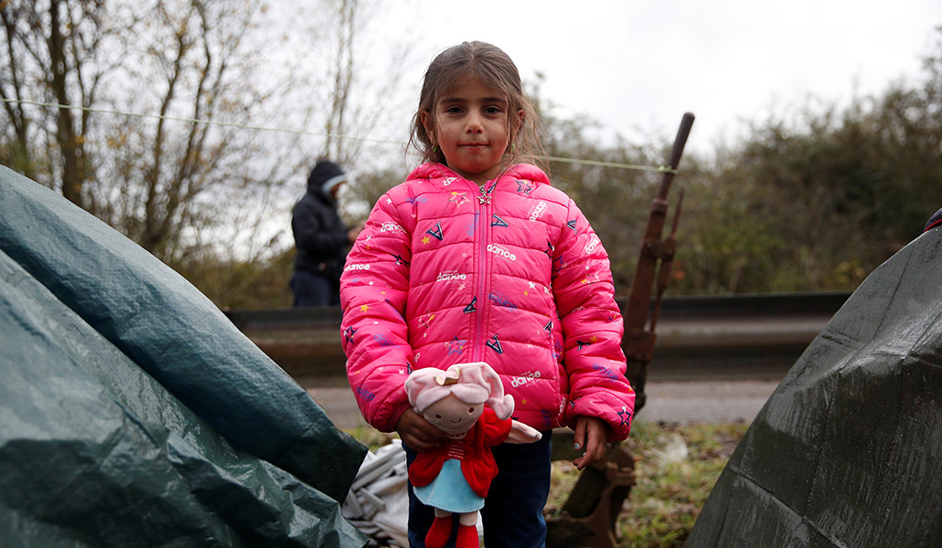 Niña iraquí sin hogar en Calais (Francia)