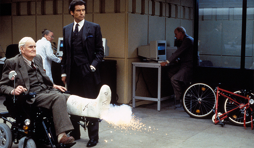 Escena Goldeneye Desmond Llewelyn Pierce Brosnan