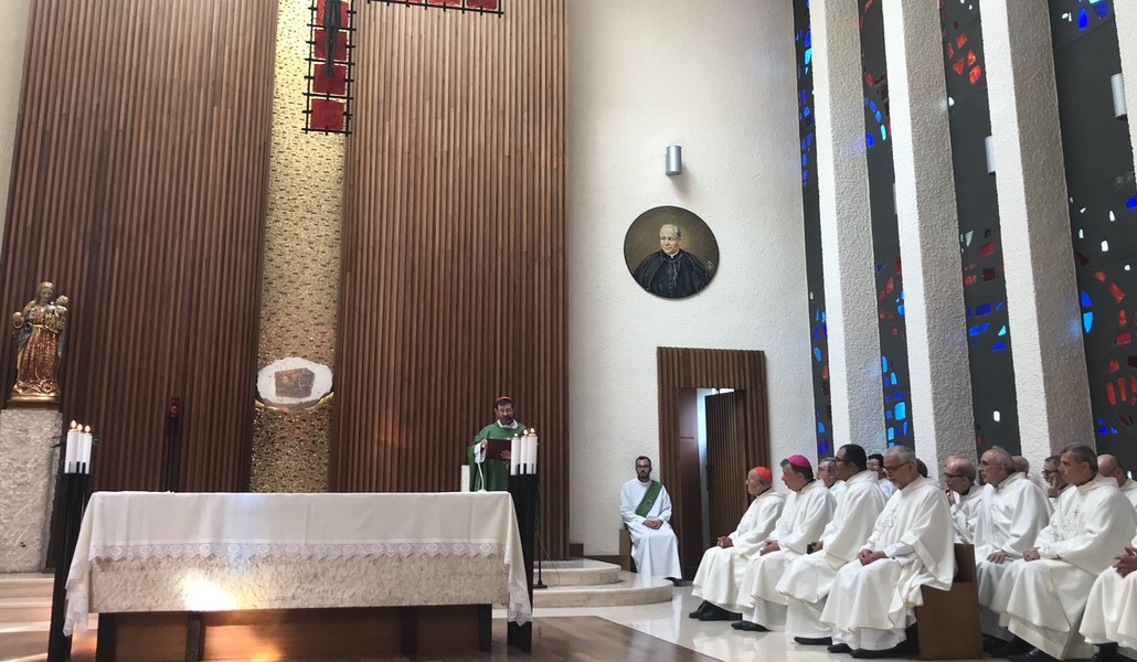 El cardenal José Cobo durante la homilía en la capilla del Pontificio Colegio Español San José