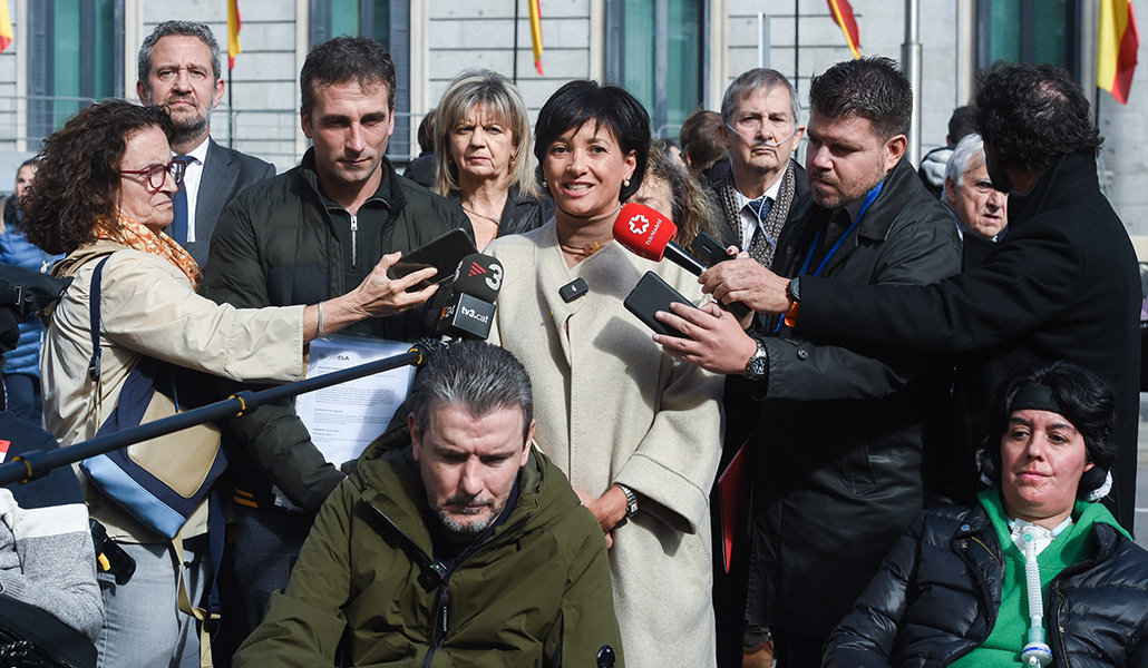 Enfermos de ELA ante el Congreso de los Diputados