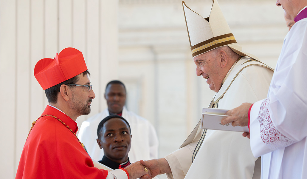 Francisco saluda al nuevo cardenal de la Iglesia católica