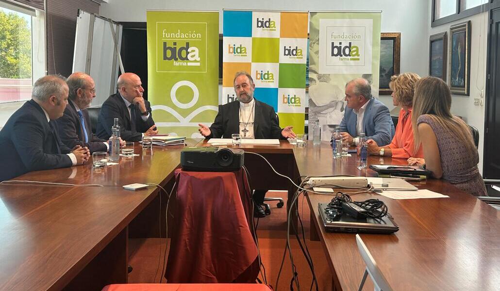 Juan José Aguirre, en una reunión con representantes de Bidafarma