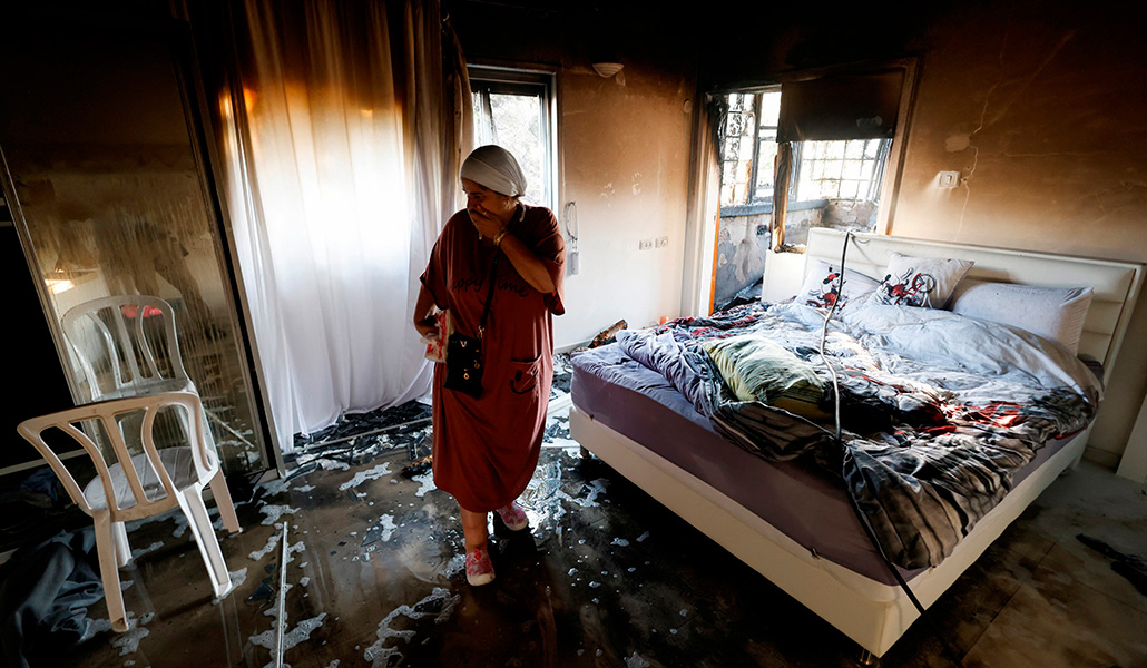 Una mujer se encuentra en una habitación dañada tras el lanzamiento de cohetes desde la Franja de Gaza, en Ashkelon, Israel, el 7 de octubre de 2023