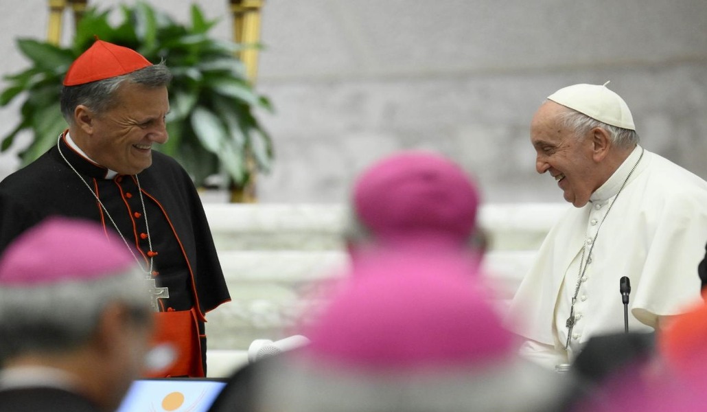 El Papa saluda el cardenal Mario Grech, secretario general del Sínodo, al concluir la última de las congregaciones generales