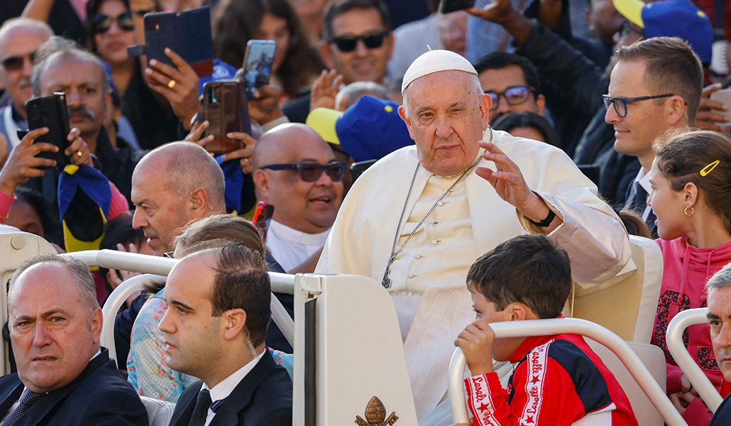 El Papa Francisco a su llegada a la plaza de San Pedro para presidir la audiencia general