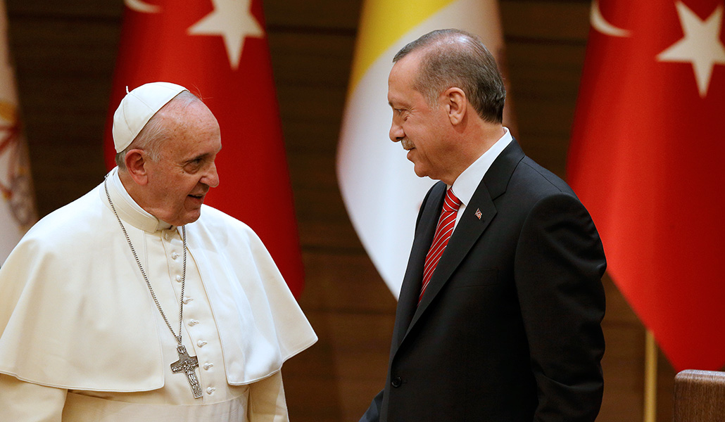El Papa Francisco saluda al presidente de Turquía, Recep Tayyip Erdogan, durante un encuentro con las autoridades, en el palacio presidencial de Ankara, Turquía, el 28 de noviembre de 2014